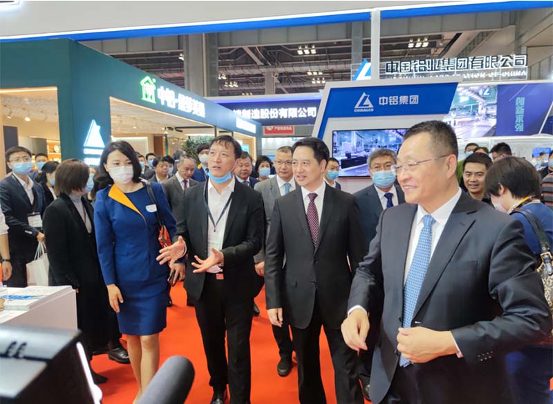 全国政协常委、中国有色金属工业协会党委书记葛红林等领导到公司展位参观指导